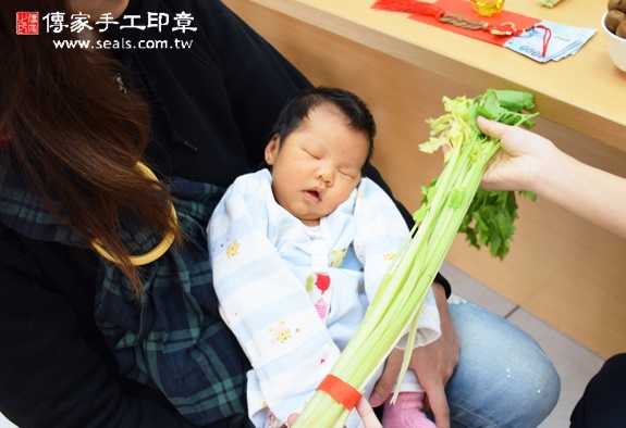 劉寶寶(新竹香山區嬰兒寶寶滿月剃頭理髮、免費嬰兒剃胎毛儀式吉祥話)。中國風會場，爸媽寶貝免費穿「日中韓」古裝禮服。專業拍照、DVD光碟、證書。★購買「臍帶章、肚臍章、胎毛筆刷印章」贈送：剃頭、收涎、抓周，三選一。 2015.11.26 照片11